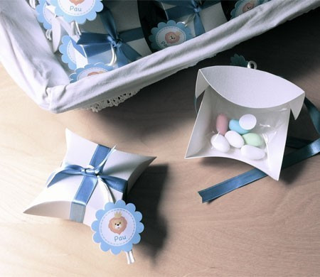 Schachtel für Taufe mit blauer Satinschleife