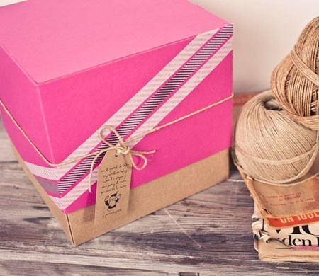 Caja regalo rosa con cordón...