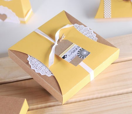 Caja regalo con faja y blonda