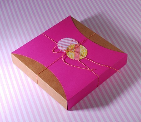 Caja con faja rosa y...