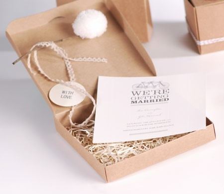Schachtel mit Pompon für Hochzeitseinladungen Schachtel mit Pompon für Hochzeitseinladungen