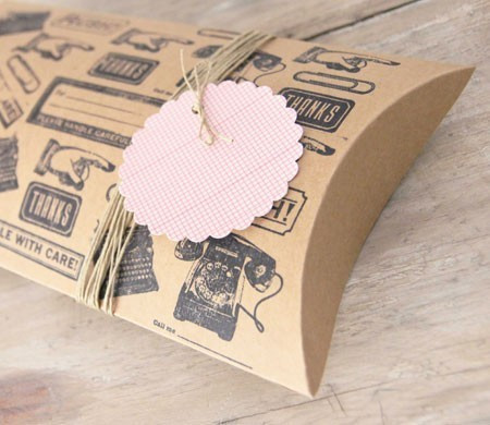 Schachtel in Kraftpapierfarbe mit Vintage-Motiv