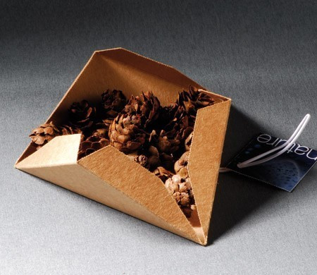 Kleine Pyramidenförmige Schachtel für kleine Geschäftsgeschenke Kleine Pyramidenförmige Schachtel für kleine Geschäftsgeschenke