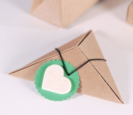 Kleine dreieckige Schachtel für Geschenke