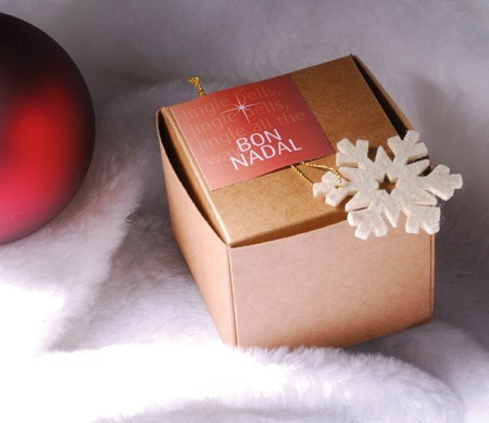 Kleine selbstschließende Schachtel für Weihnachten. Kleine selbstschließende Schachtel für Weihnachten.