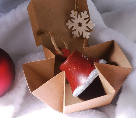 Kleine selbstschließende Schachtel für Weihnachten. Kleine selbstschließende Schachtel für Weihnachten.