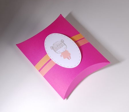 Kleine fuchsienfarbige Schachtel für Kinder