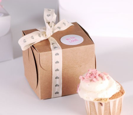 Kleine Schachtel für einen Cupcake mit Schleife