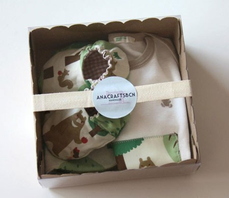 Kleine Schachtel für Babykleidung