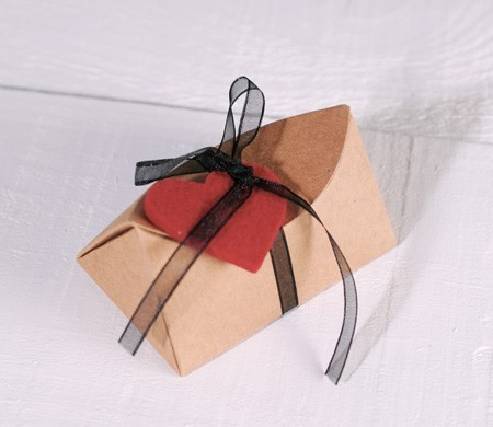 Caja con lazo y corazón de...
