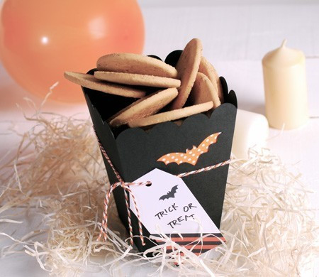Kleine Schachteln für Kekse und Bonbons an Halloween