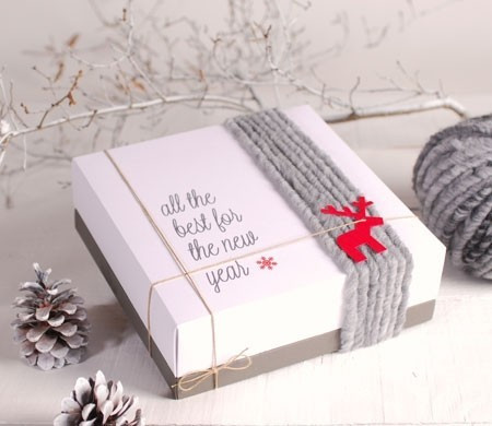 Caja cuadrada decorada con...