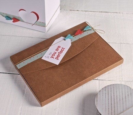Valentinstagsgeschenke dekorieren