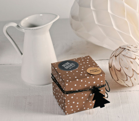 Quadratische Schachtel für Weihnachtsgeschenke Quadratische Schachtel für Weihnachtsgeschenke