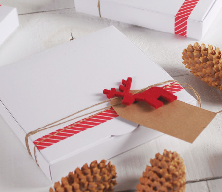 Flache Schachtel mit Weihnachtsdekoration