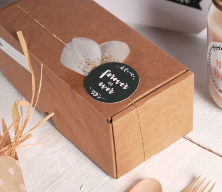Geschenkbox mit Federn für den Valentinstag