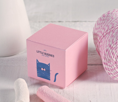 Kleine quadratische Geschenkbox mit Federn