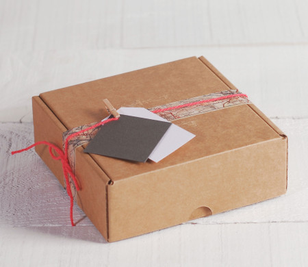 Dekorierte quadratische Geschenkbox