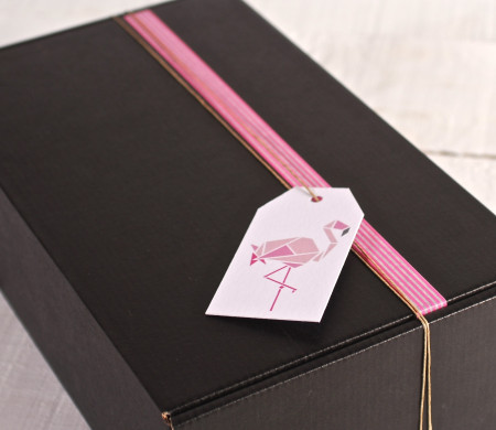 Schachtel, dekoriert in Rosa und Weiß, mit Flamingo-Etikett Schachtel, dekoriert in Rosa und Weiß, mit Flamingo-Etikett