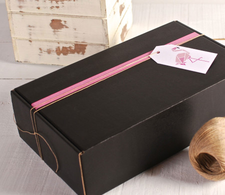 Schachtel, dekoriert in Rosa und Weiß, mit Flamingo-Etikett Schachtel, dekoriert in Rosa und Weiß, mit Flamingo-Etikett