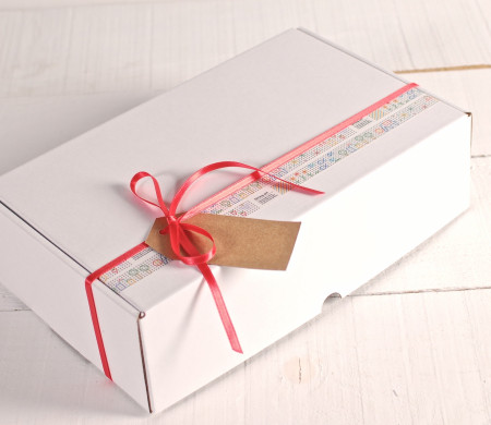 Schachtel, dekoriert mit Washi Tape und rotem Band Schachtel, dekoriert mit Washi Tape und rotem Band