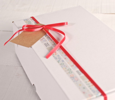 Schachtel, dekoriert mit Washi Tape und rotem Band Schachtel, dekoriert mit Washi Tape und rotem Band
