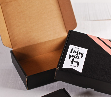 Schachtel, dekoriert mit Washi Tape und „Happy“-Aufkleber Schachtel, dekoriert mit Washi Tape und „Happy“-Aufkleber