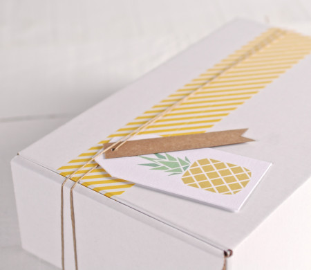 Tropische Schachtel mit „Ananas“-Etikett und gelbem Washi Tape