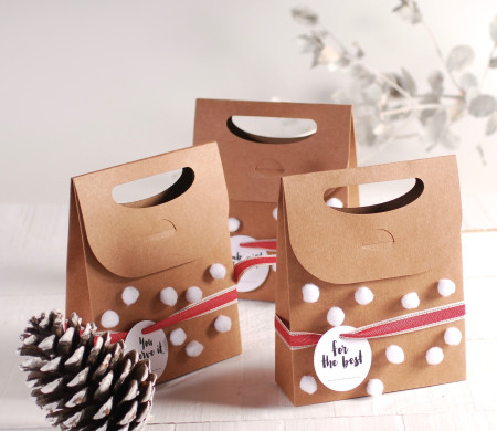 Caja navideña con pompones