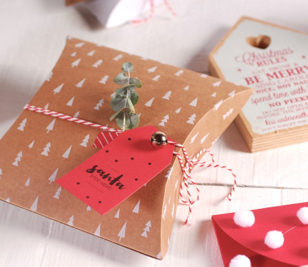 Dekorierte weihnachtliche Geschenkbox