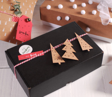 Schwarze Schachtel mit weihnachtlichen Etiketten Schwarze Schachtel mit weihnachtlichen Etiketten