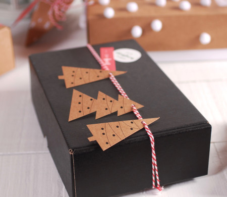 Schwarze Schachtel mit weihnachtlichen Etiketten Schwarze Schachtel mit weihnachtlichen Etiketten