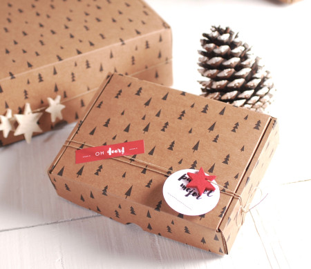 Schachtel bedruckt mit Tannen für Weihnachten Schachtel bedruckt mit Tannen für Weihnachten