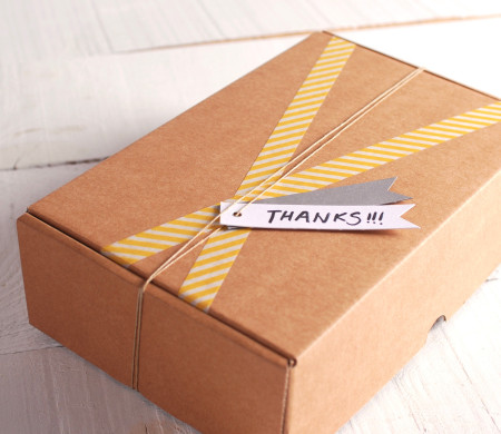 Caja kraft con rayas amarillas