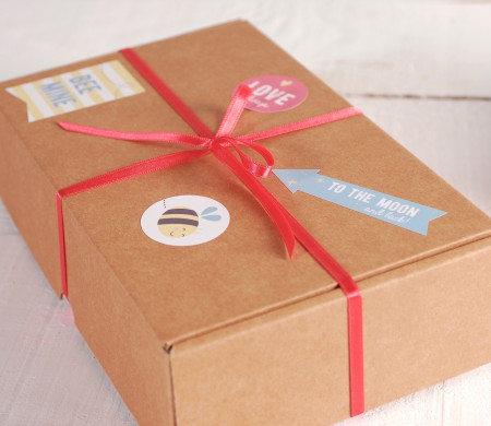 Das Kästchen mit Aufklebern für Geschenke