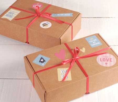 Das Kästchen mit Aufklebern für Geschenke