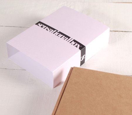 Schachtel mit minimaler personalisierbarer Ummantelung Schachtel mit minimaler personalisierbarer Ummantelung