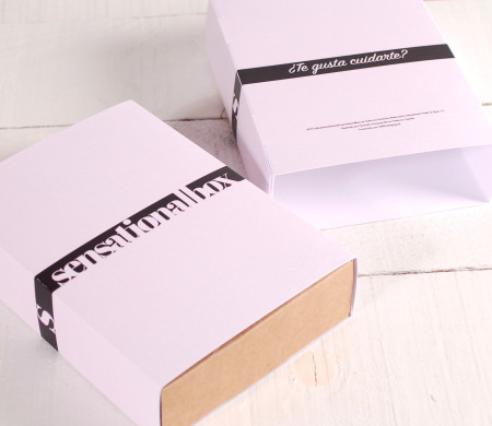 Schachtel mit minimaler personalisierbarer Ummantelung Schachtel mit minimaler personalisierbarer Ummantelung