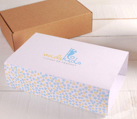 Große Schachtel mit Ummantelung für Geschenke