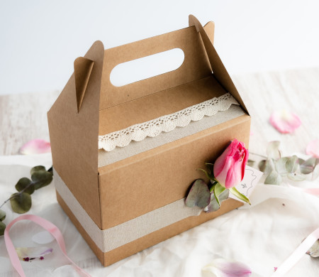 Box für Hochzeitsfest. Füllen Sie sie mit Accessoires