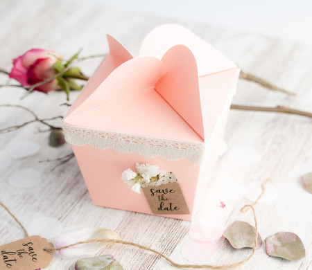 Geschenkbox mit Blumenverschluss