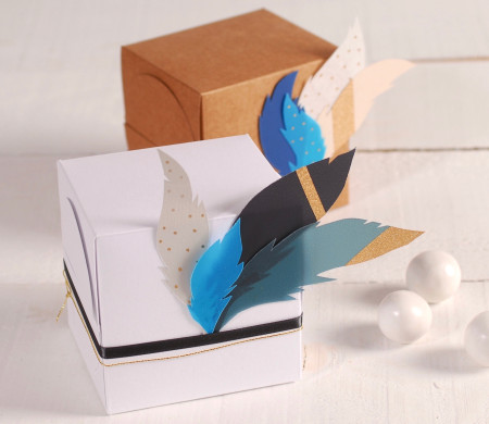 Quadratische dekorierte Geschenkbox Quadratische dekorierte Geschenkbox