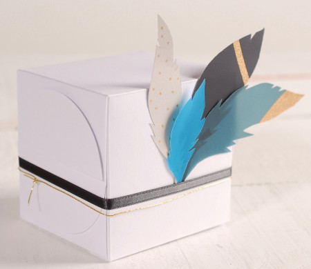 Quadratische dekorierte Geschenkbox Quadratische dekorierte Geschenkbox
