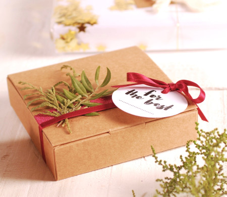 Flache Schachtel mit Blumendekoration