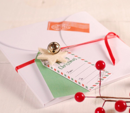 Schachtel für Umschläge mit Weihnachtsdekoration