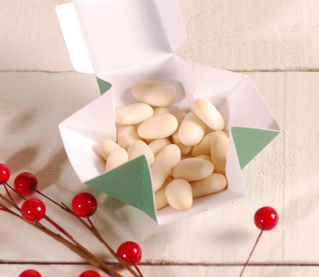 Quadratische Schachtel mit einfacher Weihnachtsdekoration Quadratische Schachtel mit einfacher Weihnachtsdekoration