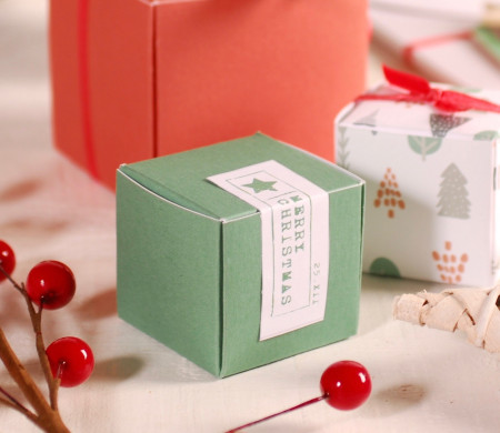 Quadratische Schachtel mit einfacher Weihnachtsdekoration