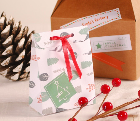 Kleine Schachtel für Umschläge für Weihnachten dekoriert