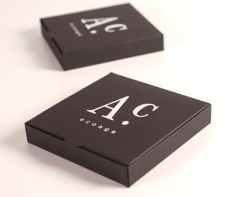 Schwarze Schachtel mit weißen Buchstaben. Schwarze Schachtel mit weißen Buchstaben.