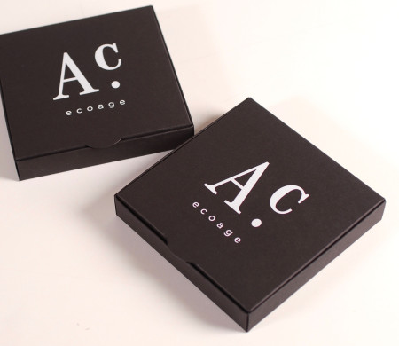 Schwarze Schachtel mit weißen Buchstaben. Schwarze Schachtel mit weißen Buchstaben.